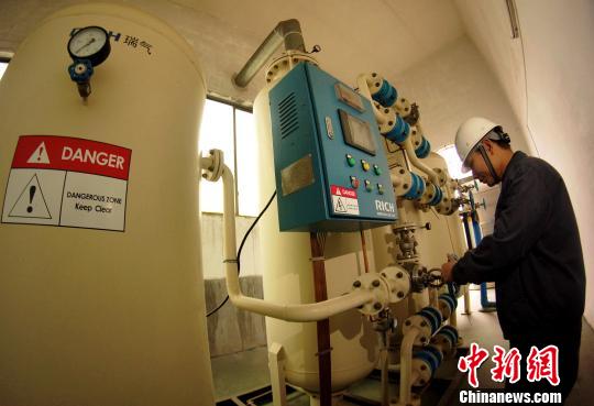 中央儲備糧贛州直屬庫有限公司一車間內制氮設備正在作業?！⊥蹶魂?攝